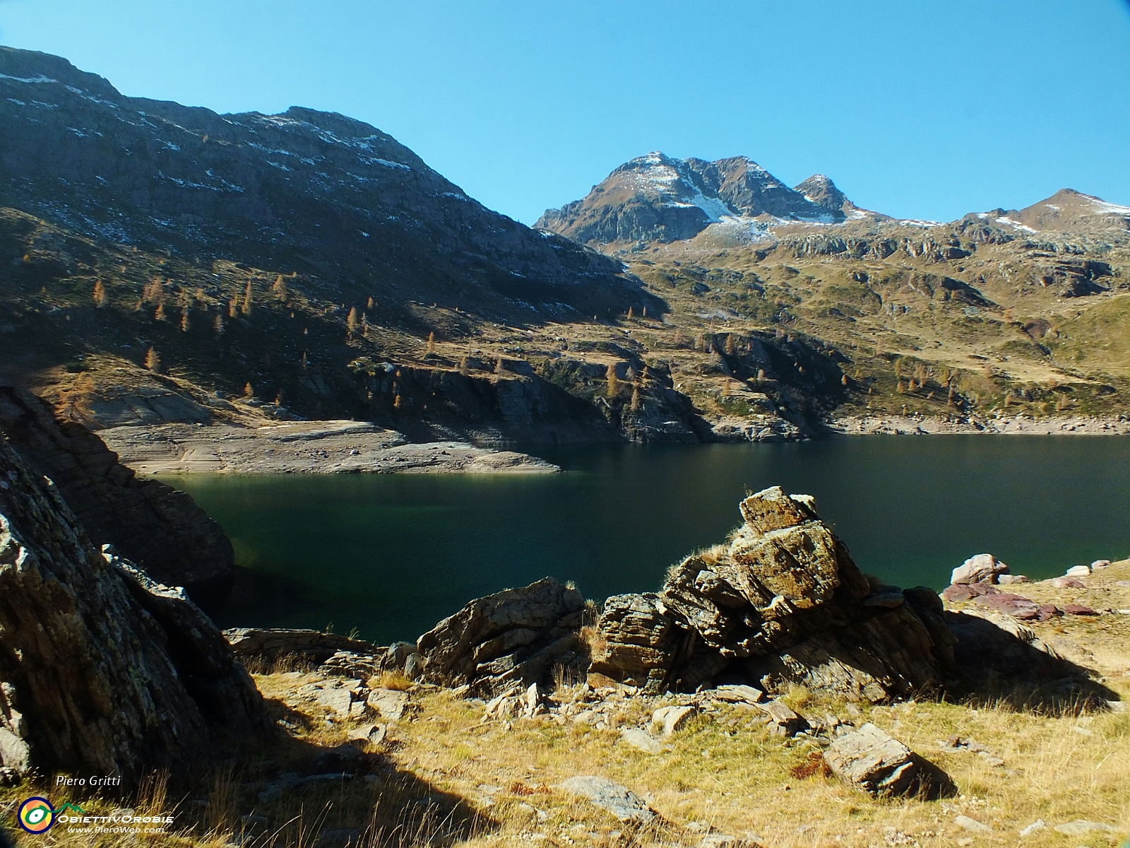 29 Enormi massi in riva al lago....JPG